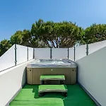 Mia -